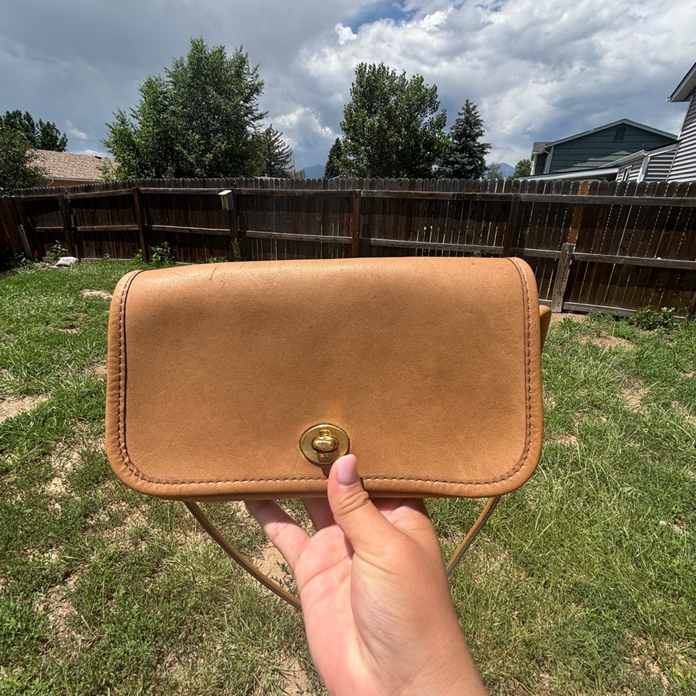 VINTAGE COACH DINKY BAG IN PUTTY COLOR